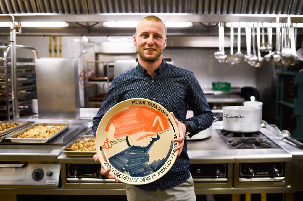 Rubén Martín, cocinero del restaurante de Movera, se lleva el máximo galardón del Concurso de Tapas de Zaragoza. El segundo premio es para la Tapería Casa Gómez y el tercero para Gratal, de Ejea de los Caballeros.