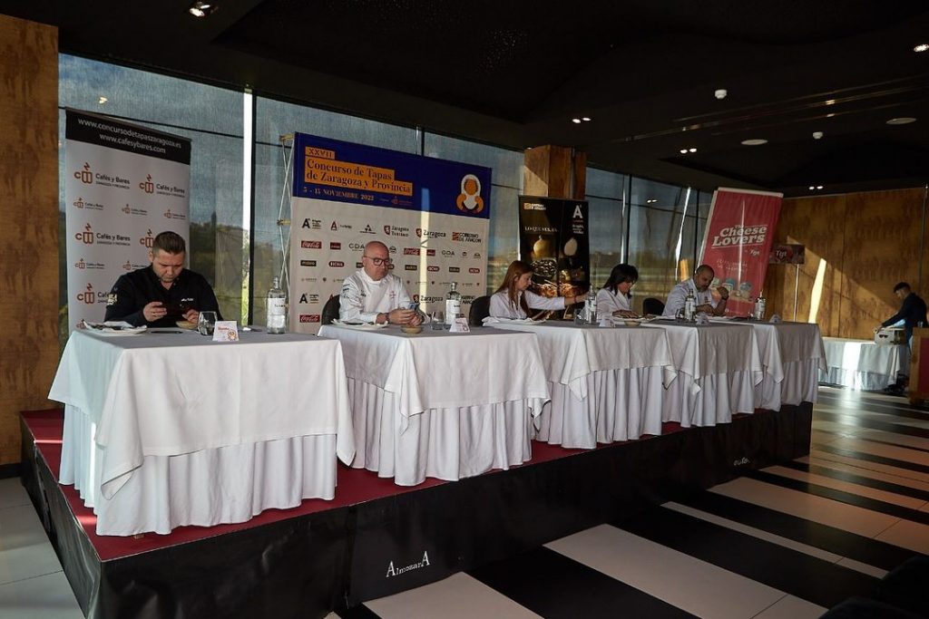 El Concurso de Tapas más antiguo de España regresa del 9 al 19 de noviembre de 2023. Este evento, organizado por la Asociación de Cafés y Bares de Zaragoza, vuelve para buscar la creación más ingeniosa y poder visibilizar el talento de los hosteleros de Zaragoza y Provincia. Este año el evento vuelve con tres diferentes novedades.